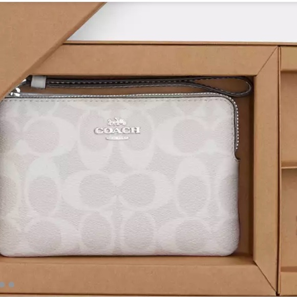 💝 Wristlet In Signature Canvas ( New in original box) - Picture 3 of 5